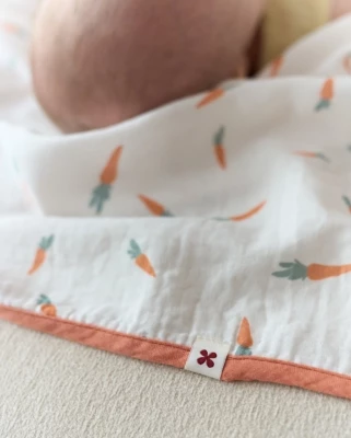 Пеленка детская с принтом (морковки) Loomknits LT0116-016-1 Молочный